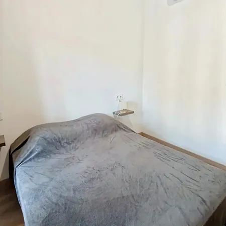 3, 1er étage, Large T2 Avec Terrasse Commune Apartamento