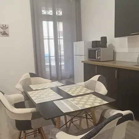 Lejlighed 3, 1er Etage, Large T2 Avec Terrasse Commune