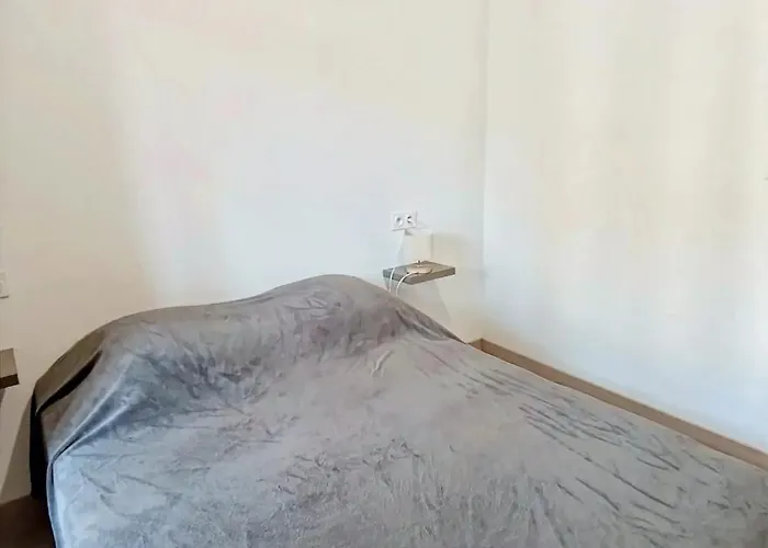 3, 1er étage, Large T2 Avec Terrasse Commune Apartamento